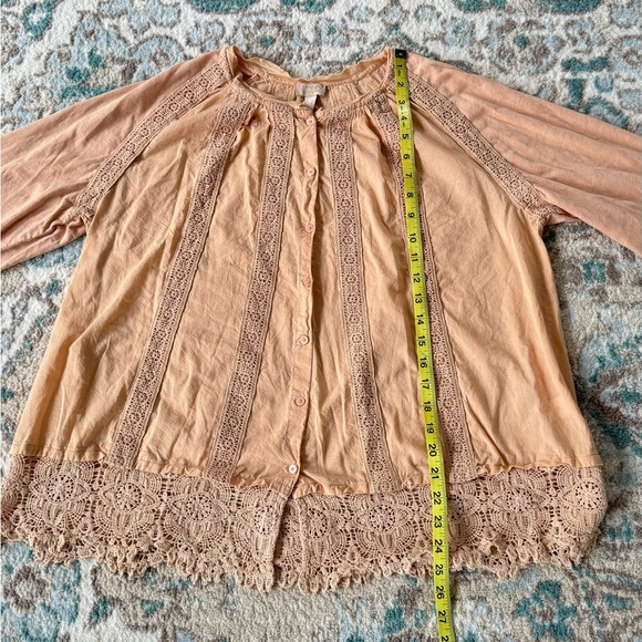 LOGO Lavish Woven Button Front Top with Lace Trim beautiful cream color size M - Picture 4 of 8